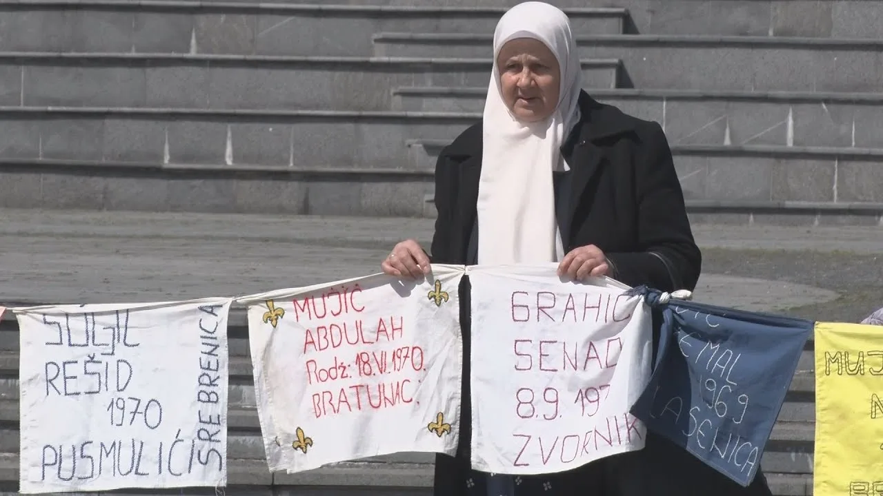 Žene Srebrenice su održale mirni protest u Tuzli (VIDEO) |