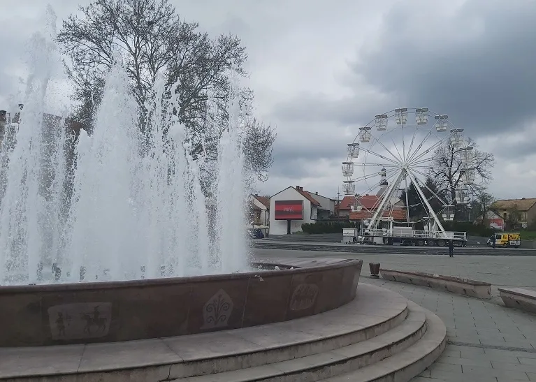 Pogledajte kako izgleda panoramski točak u Tuzli, instalacija visoka 22 metra (FOTO)