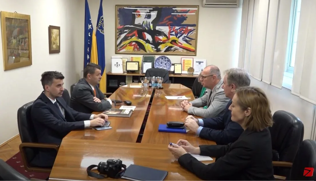 (Video) Hurtić i Lugavić razgovarali o projektima rješavanja problema Roma te raseljenih i izbjeglih