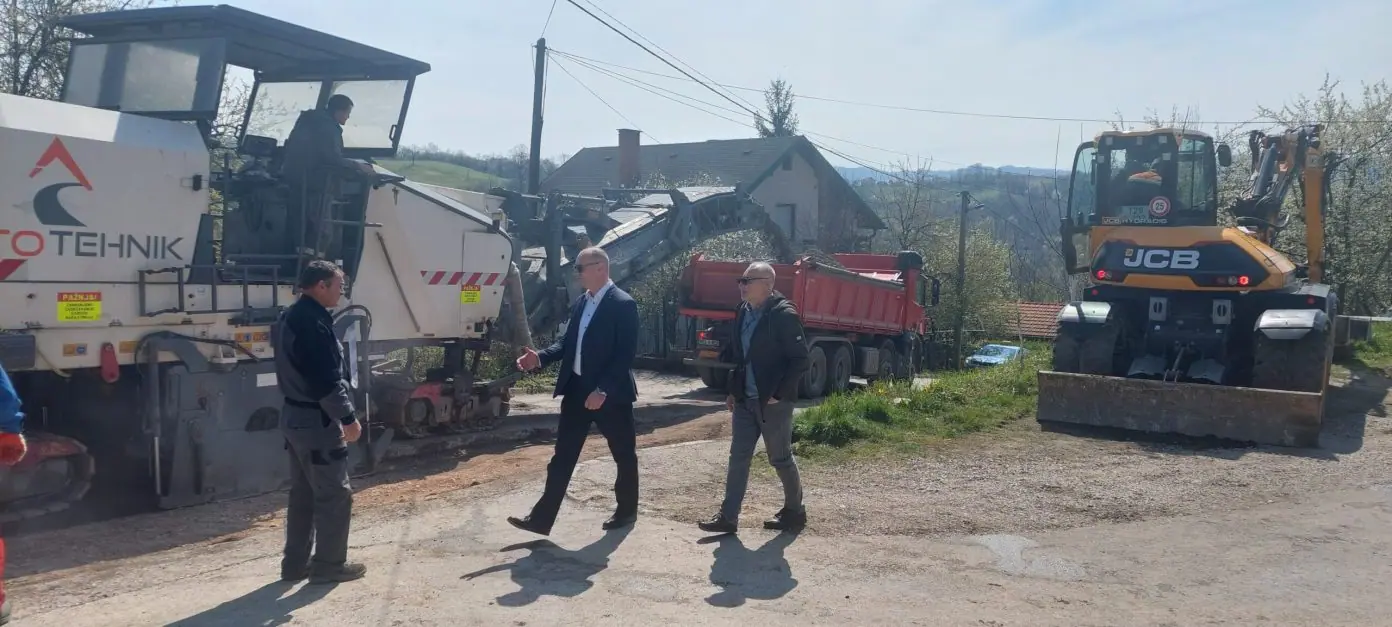 Tuzla: U toku sanacija asfalta u dijelu ulice Kozlovačke čete |