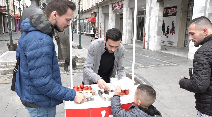 (VIDEO) Udruženje mladih Obnova iz Tuzle: Podjela šarenih jaja i kolača građanima za Vaskrs