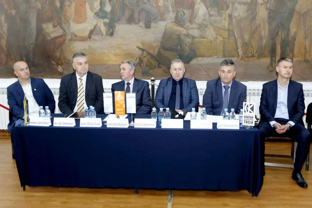 U Tuzli održan okrugli sto o značaju zračnog mosta za enklave u istočnoj i zapadnoj Bosni |