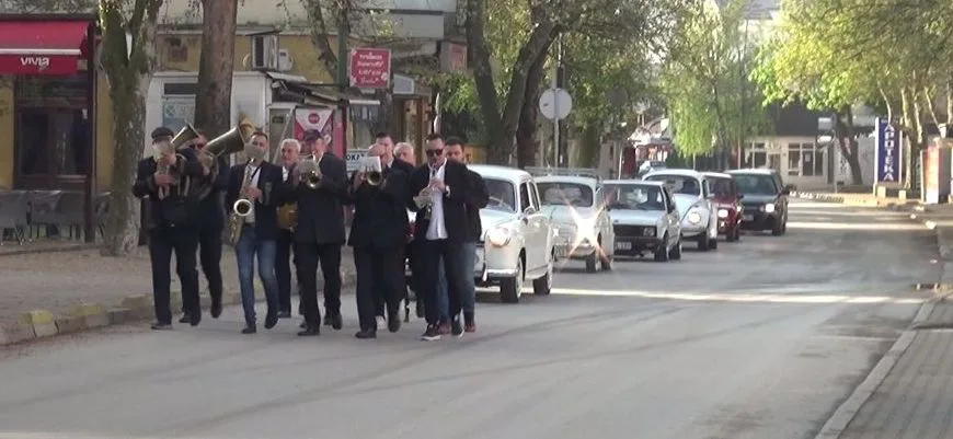 Prvomajska budilica uz duvački orkestar i oldtimere