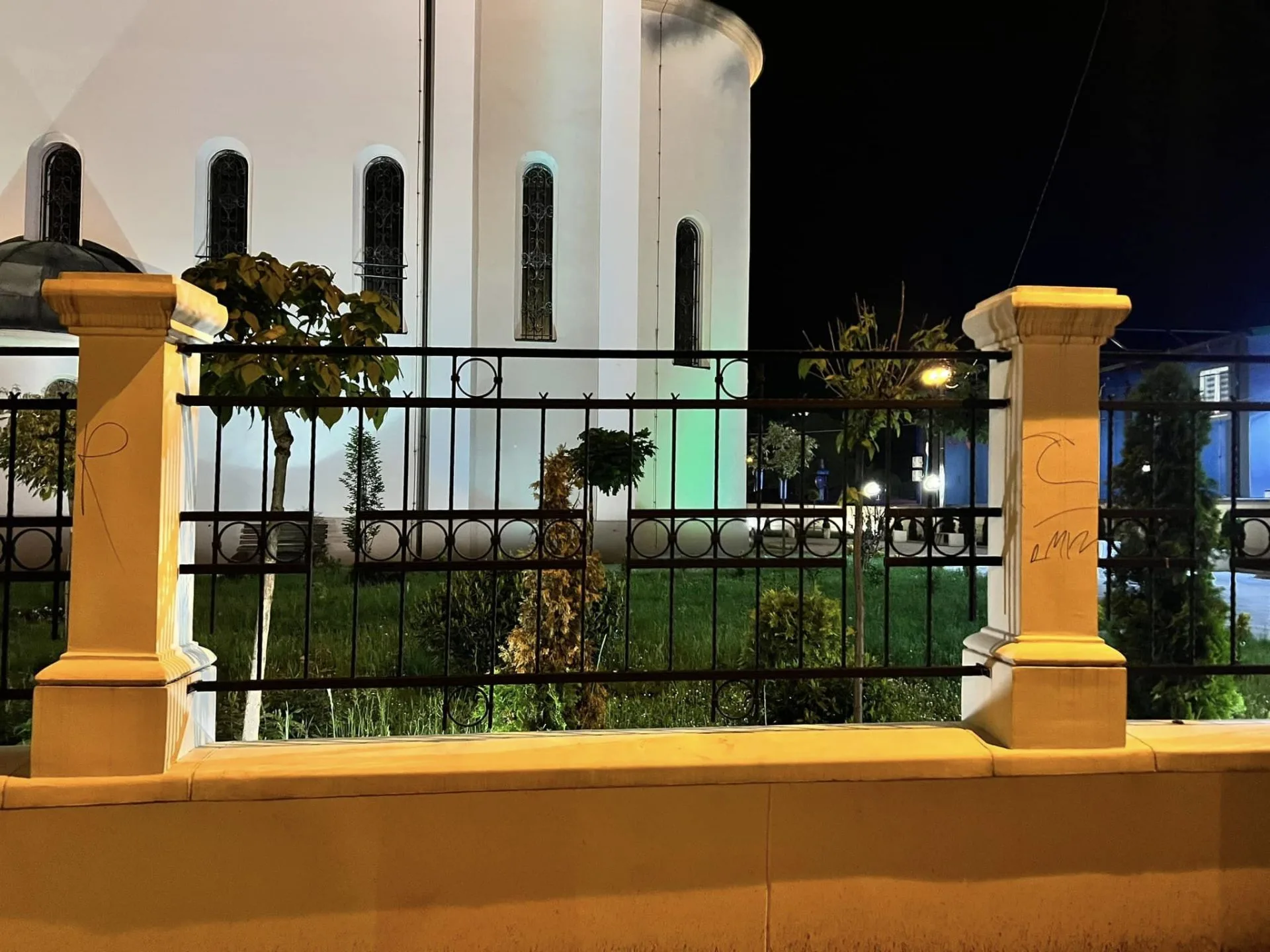 Vandalizam u Tuzli: Neprimjereni grafiti na ogradi Sabornog hrama