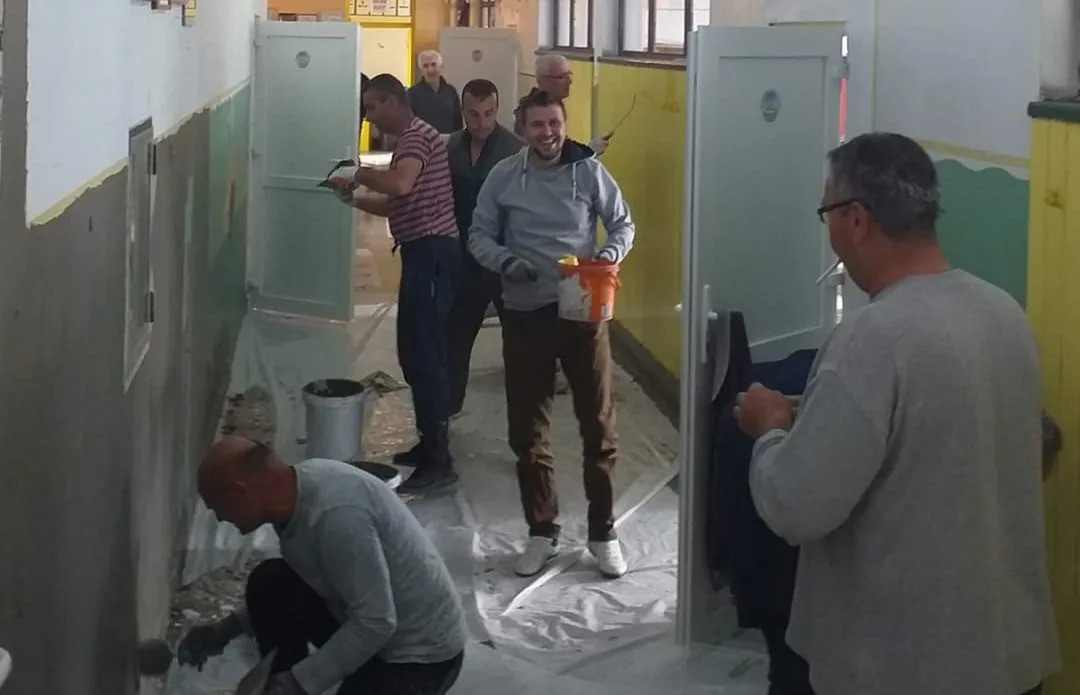 Uposlenici JUOŠ “Lukavica” volonterski uređuju školu