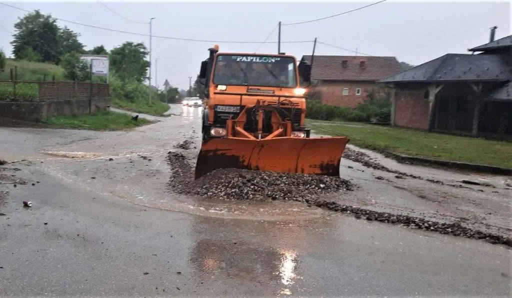 Čelić poplavljen, besana noć pred stanovnicima
