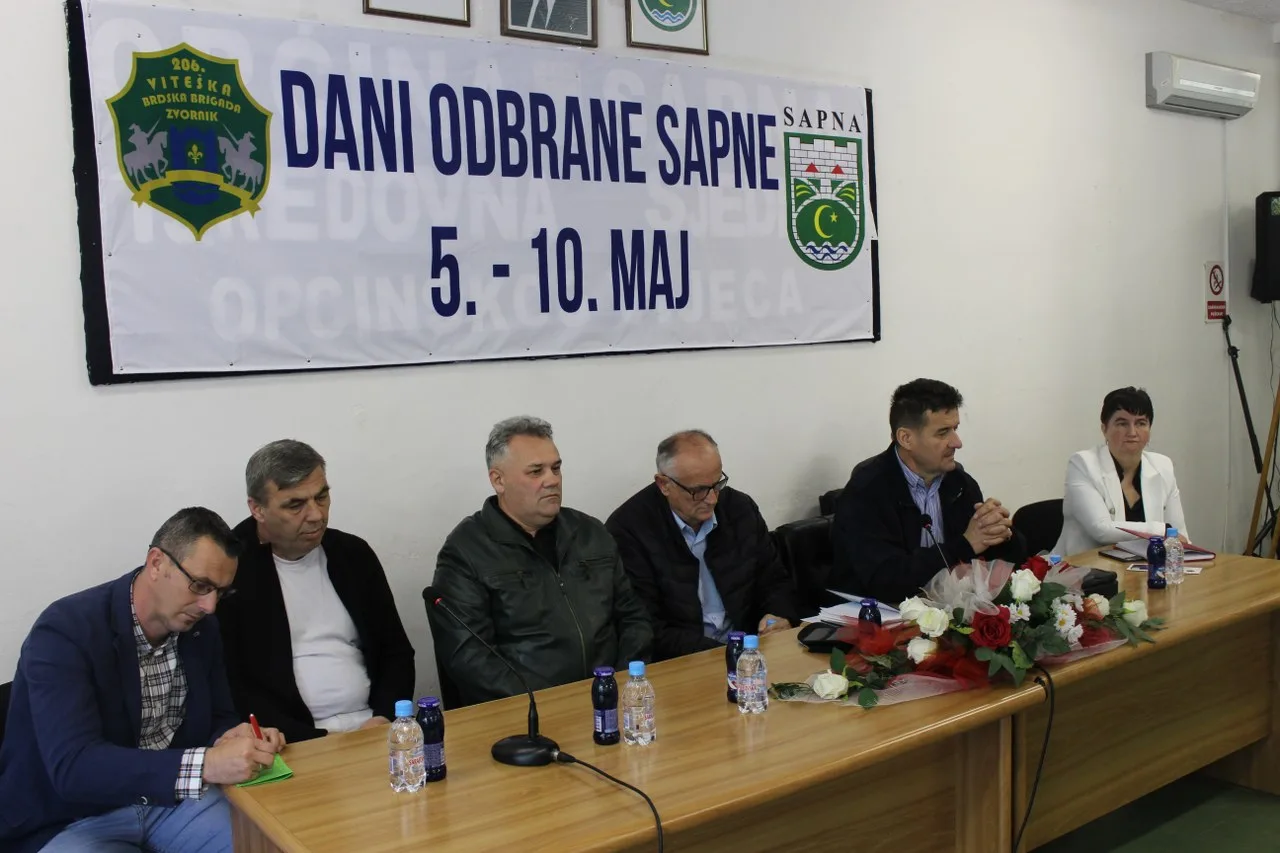 Na okruglom stolu u Sapni razgovarano na temu “Prelazak ljudi iz okupiranih područja Zvornika na slobodnu teritoriju Sapne” (AUDIO+FOTO)
