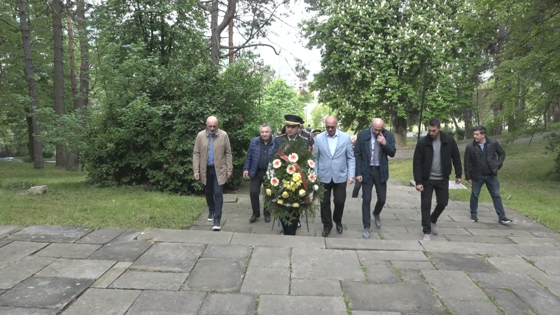 (VIDEO) Odavanjem poštovanja i polaganjem vijenaca na spomen obilježja na Slanoj Banji, Grad Tuzla počeo obilježavanje 9. maja