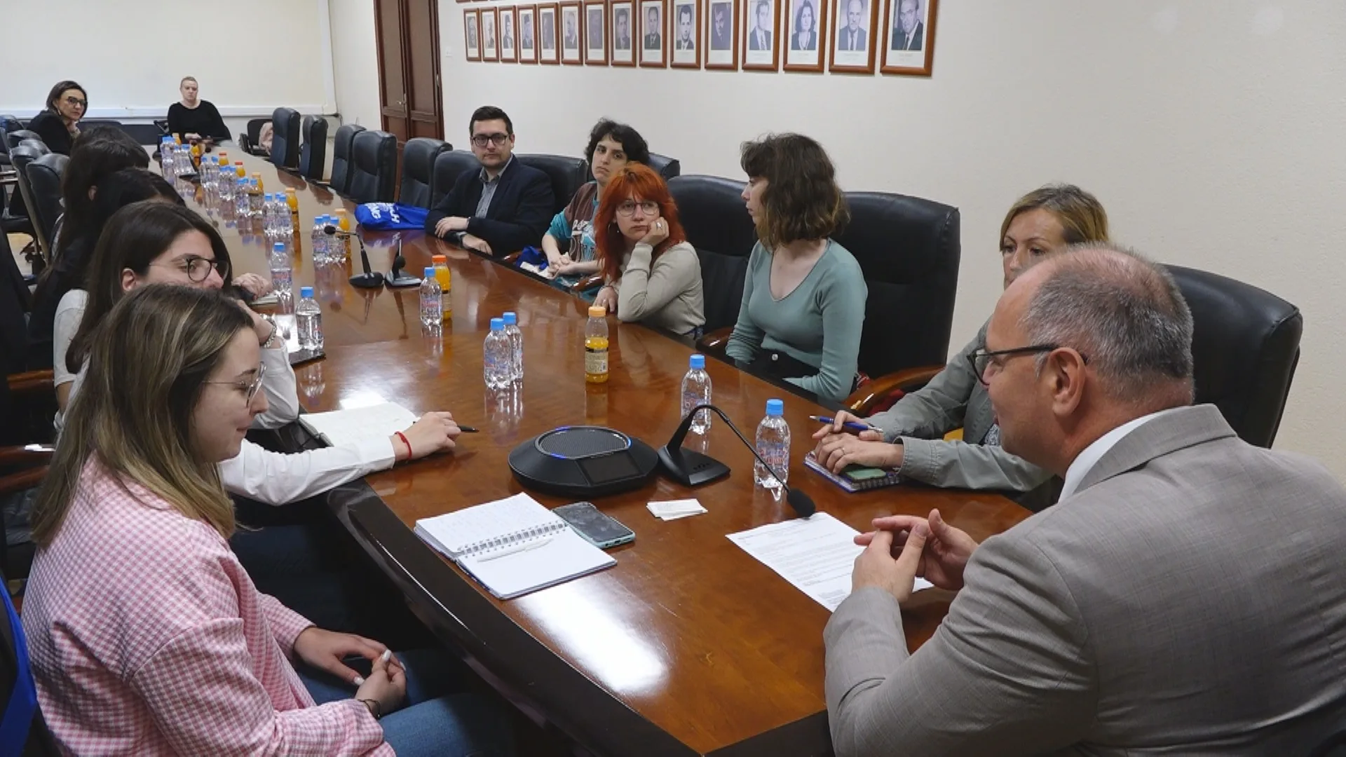 (VIDEO) Predstavnici Inicijative mladih za ljudska prava Srbije susreli se s gradonačelnikom Tuzle |