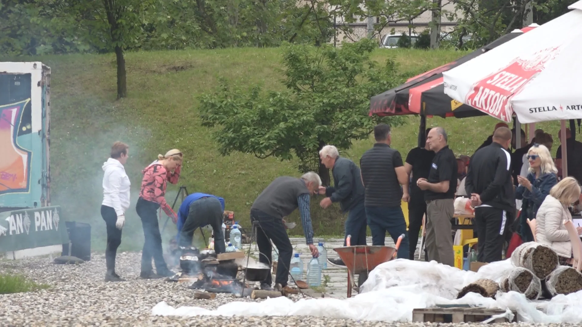 (VIDEO) Novinari i uposlenici medija se natjecali u spravljanju bosanskog lonca |