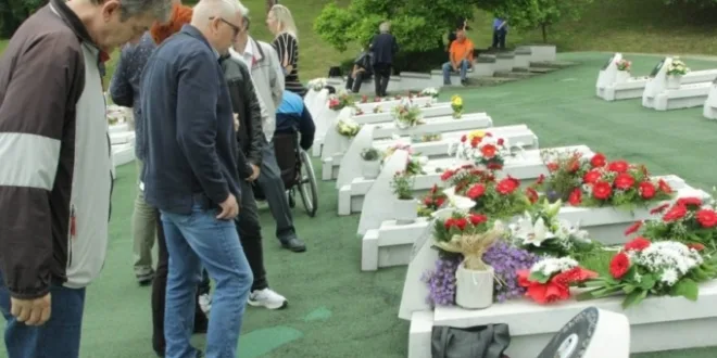 Aleja mladosti u Tuzli: Roditelji ne vjeruju da će dočekati pravdu za ubijenu djecu