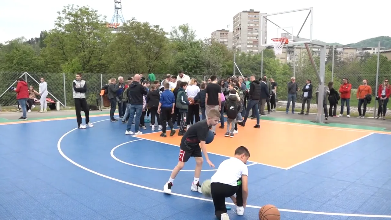 (Video) Otvoren košarkaški teren u naselju Stupine koji je Tuzli poklonio Jusuf Nurkić |