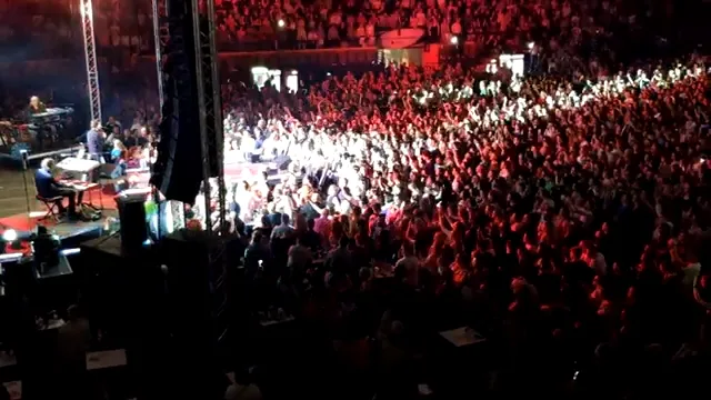 (VIdeo) Tuzlaci u prepunom Mejdanu uživali uz Čoline hitove |