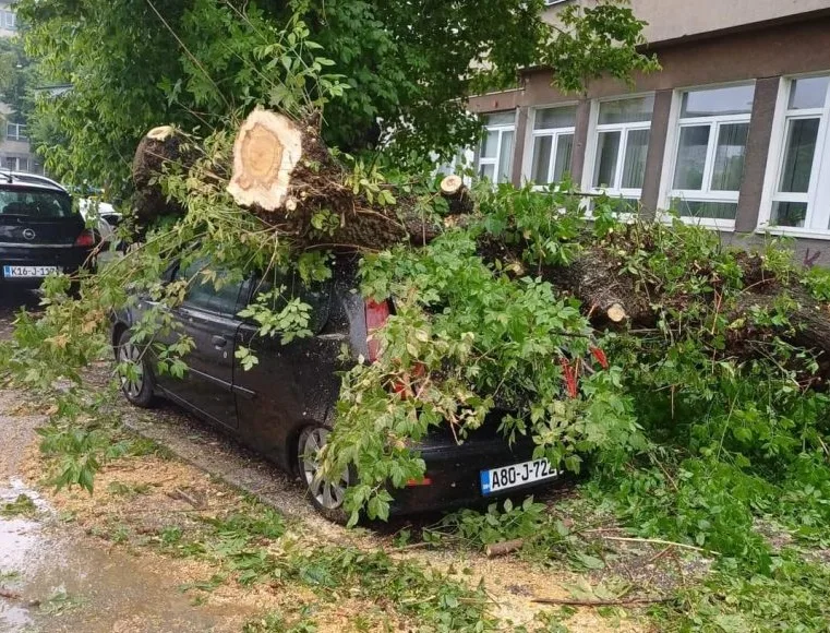 Jako nevrijeme u Tuzli napravilo probleme u saobraćaju, drvo palo na automobil