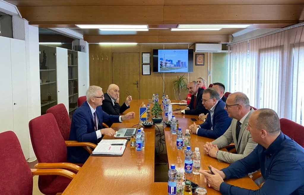 Premijer Nikšić, ministar Lakić i gradonačelnik Lugavić obišli kompanije iz oblasti energetike i industrije u Tuzli i Gradačcu |