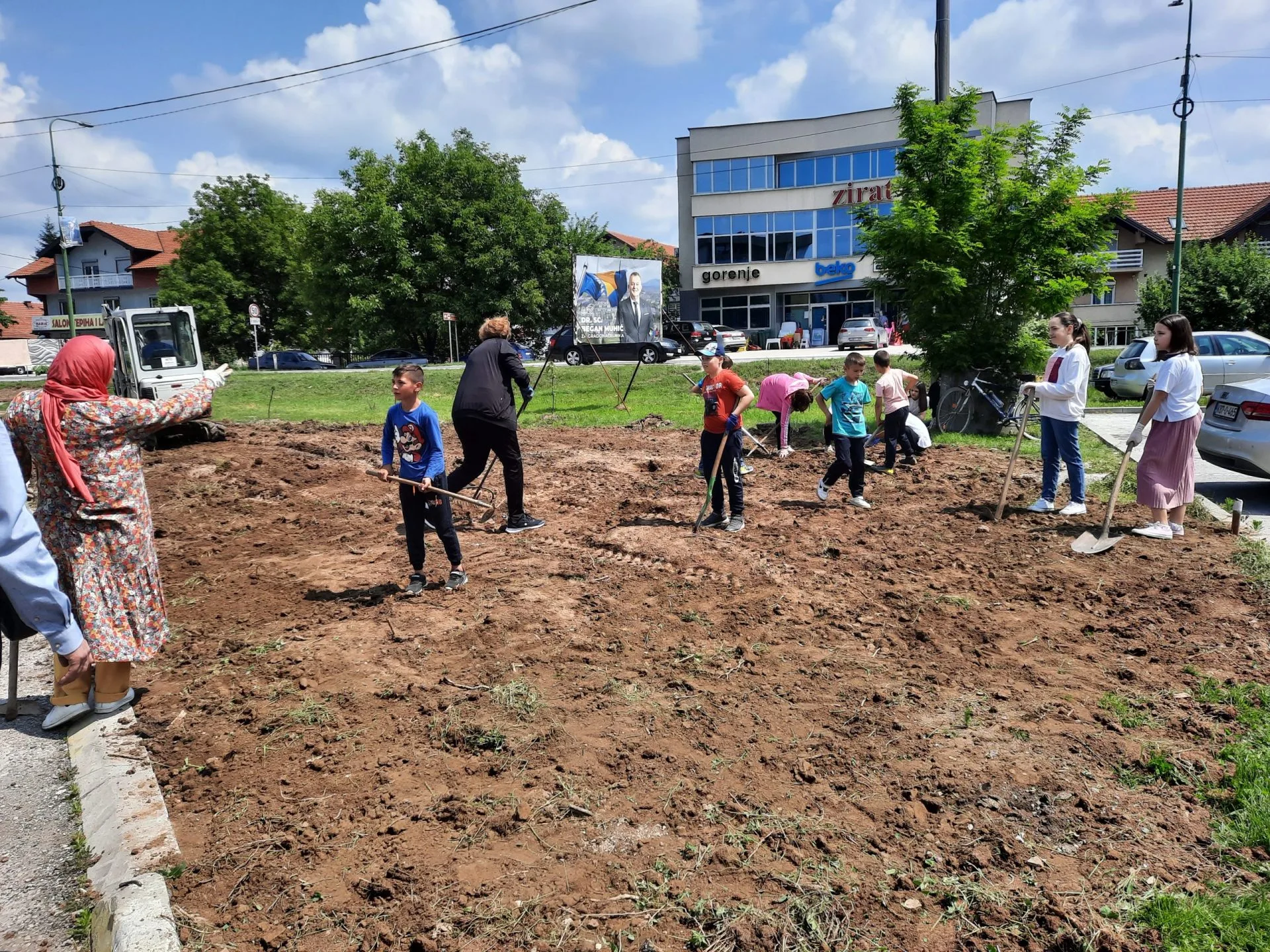 Članovi udruženja “Za naš ljepši grad” uredili park