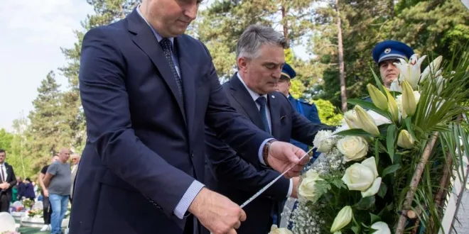 Komšić i Bećirović u Tuzli odali počast ubijenim u masakru na Kapiji –