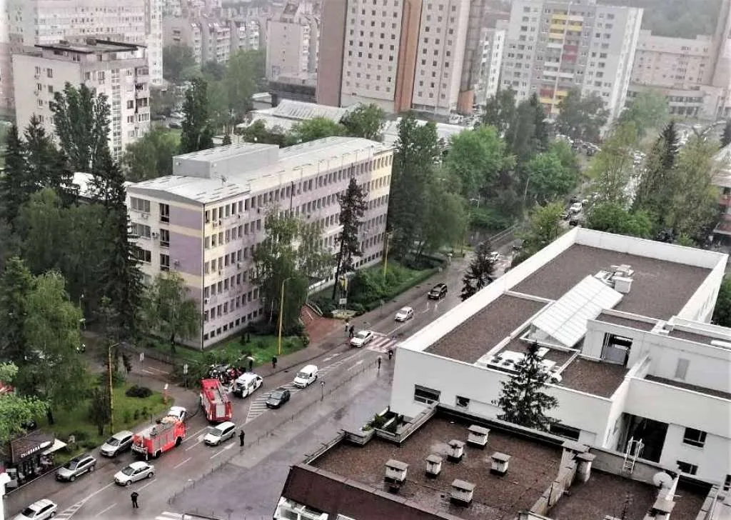 Žena na koju je palo drvo u Tuzli u teškom stanju