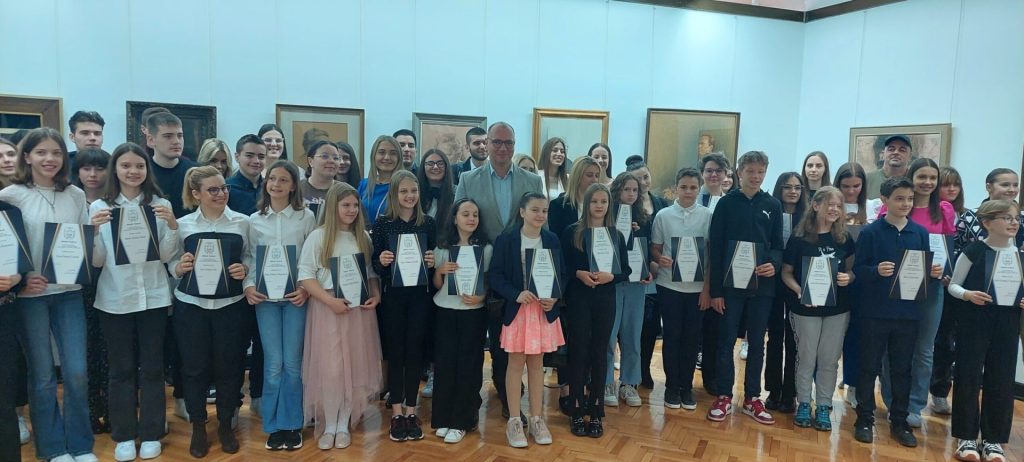 gradonačelnik lugavić uručio nagrade grada tuzle učenicima, studentima i sportistima (video/foto)