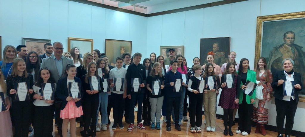 gradonačelnik lugavić uručio nagrade grada tuzle učenicima, studentima i sportistima (video/foto)