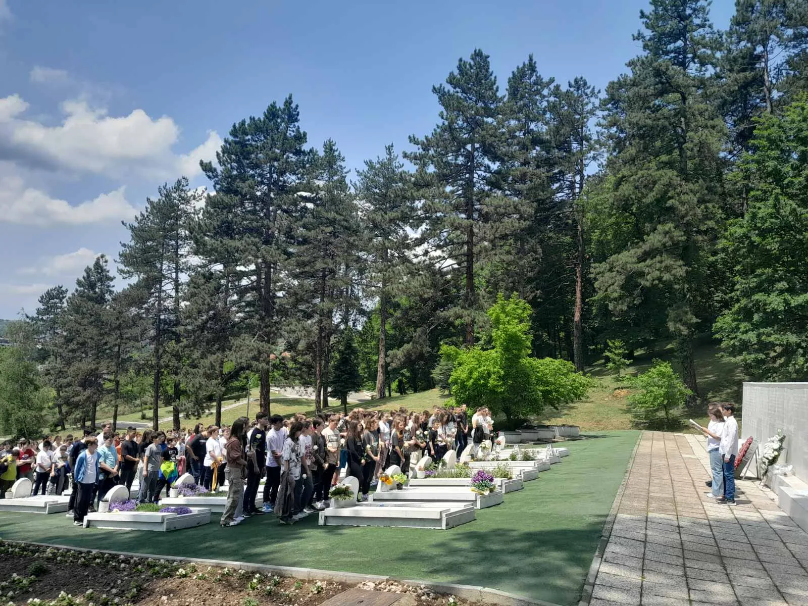 Učenici OŠ ‘Novi Grad’ na Aleji mladosti obilježili stradanje tuzlanske mladosti (FOTO)