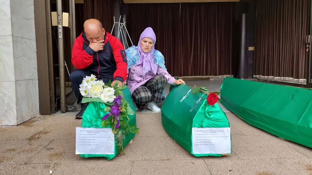 Samra i Amir Paraganlija na vječni smiraj ispratili majku Safiju, sestru Amiru i nanu Rukiju |