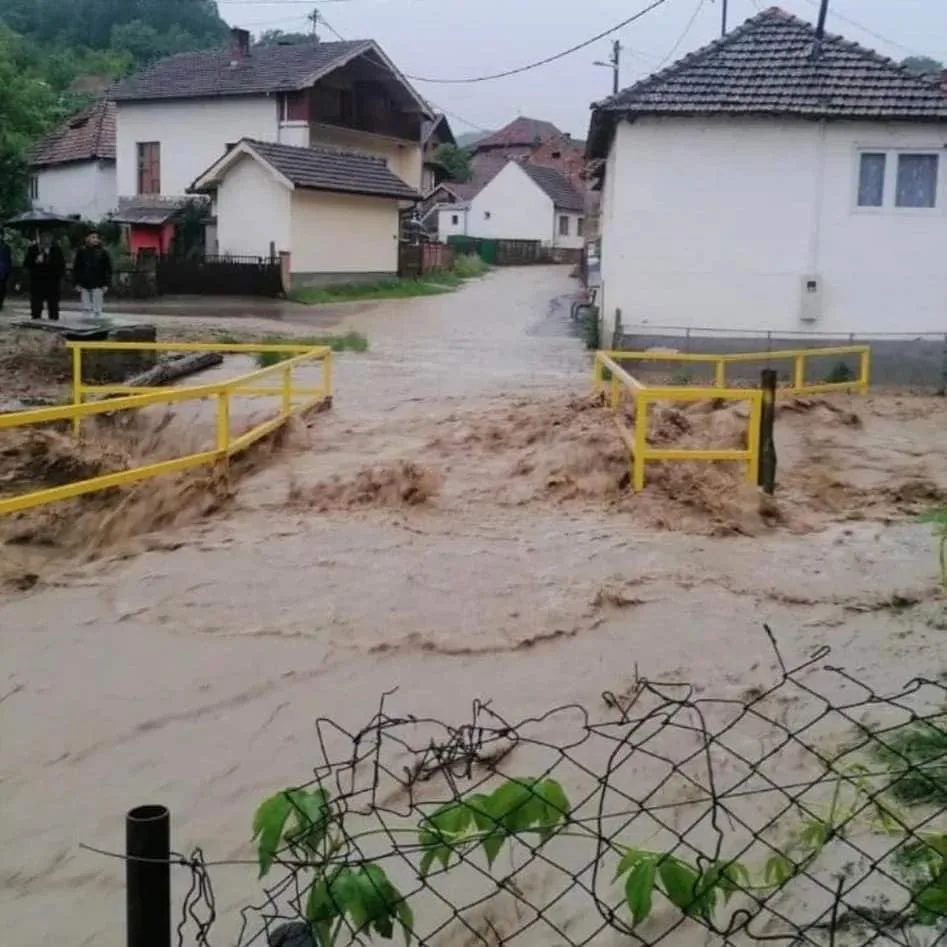 U Čeliću poplavljeni stambeni objekti, putevi i mostovi (FOTO)