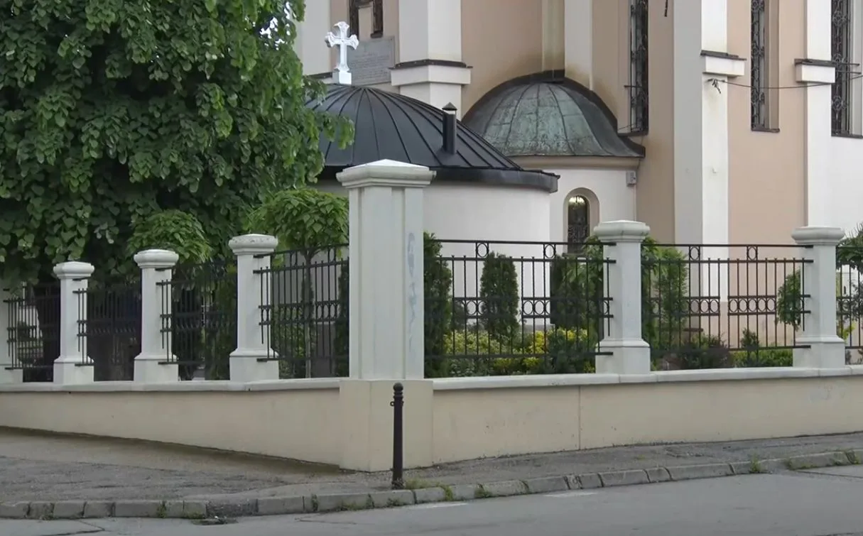 Tuzlaci osudili vandalizam kojim je uništena ograda pravoslavne crkve u Tuzli |