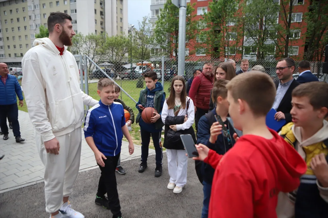 Jusuf Nurkić Tuzlacima poklonio košarkaško igralište (FOTO)
