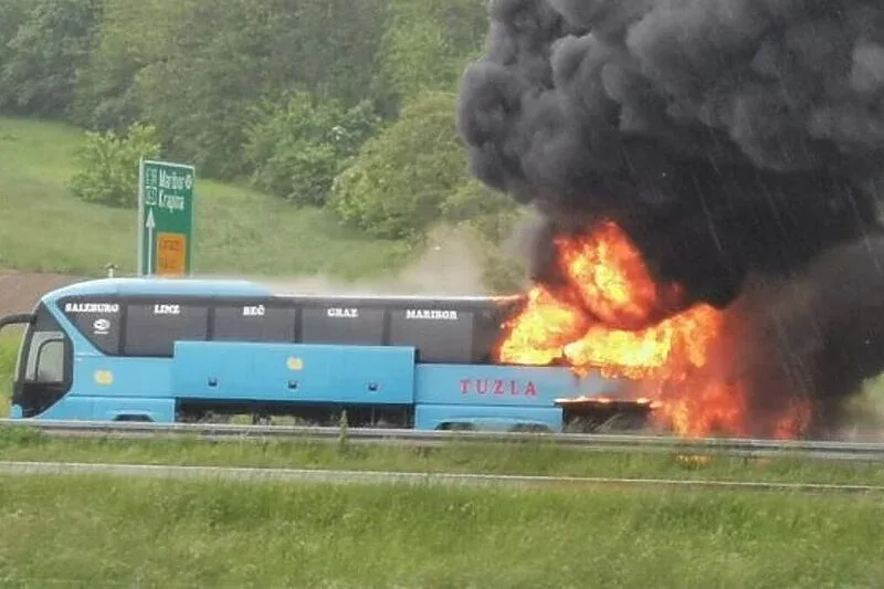 Na autocesti u Hrvatskoj zapalio se autobus iz Tuzle, spašeni putnici (FOTO/VIDEO)