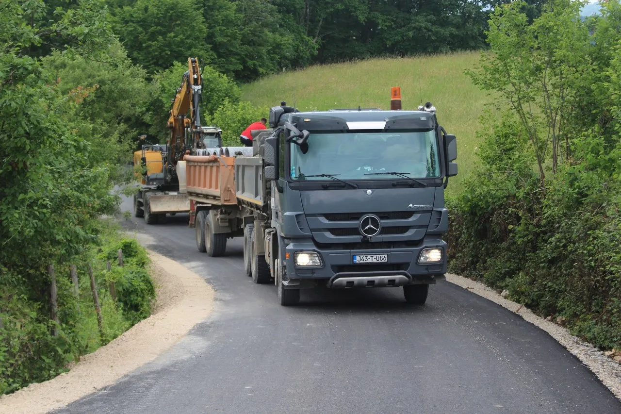 U toku radovi na rekonstrukciji lokalnog puta za Kovačeviće (FOTO)