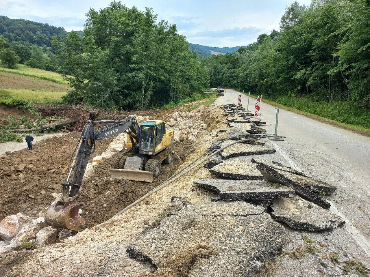 Štete u Sapni nakon poplava veće od 2,5 miliona maraka: Od petka regionalni put Kalesija-Sapna će biti prohodan