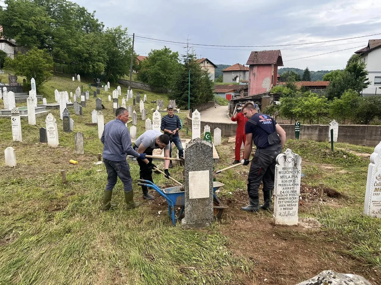 Još jednom uspješno sprovedena akcija čišćenja mezarja u Sniježnici (FOTO)