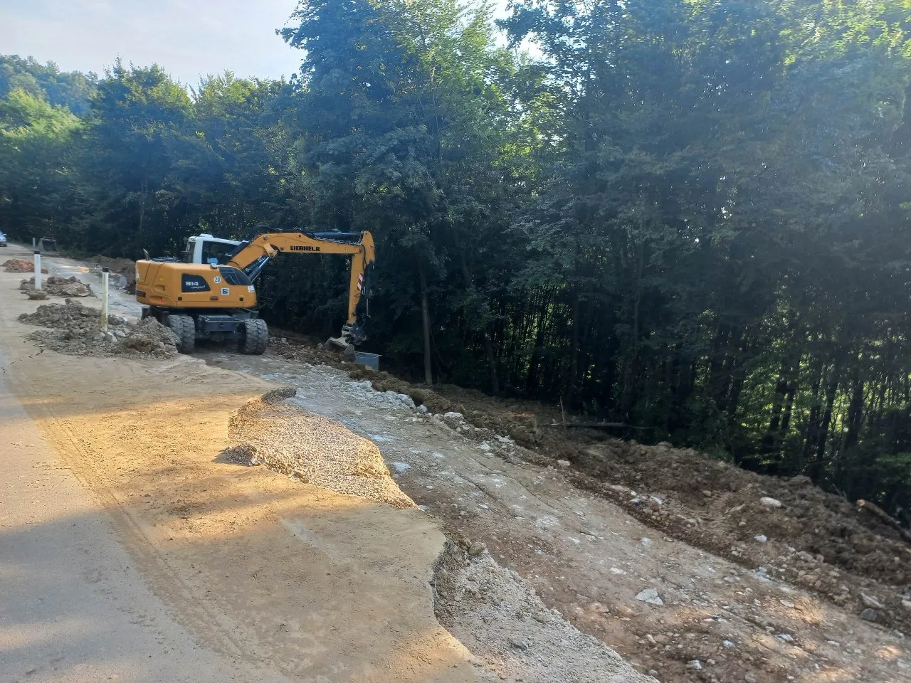 U toku radovi na sanaciji i rekonstrukciji regionalnog puta Sapna-Priboj (FOTO)
