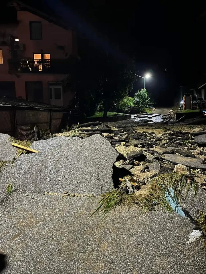 Teško stanje u Teočaku: Uništeni domovi i putna komunikacija (FOTO)