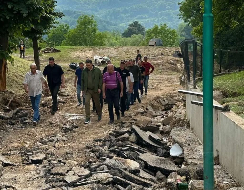 Bećirović razgovarao s građanima Tečaka i ponudio pomoć |
