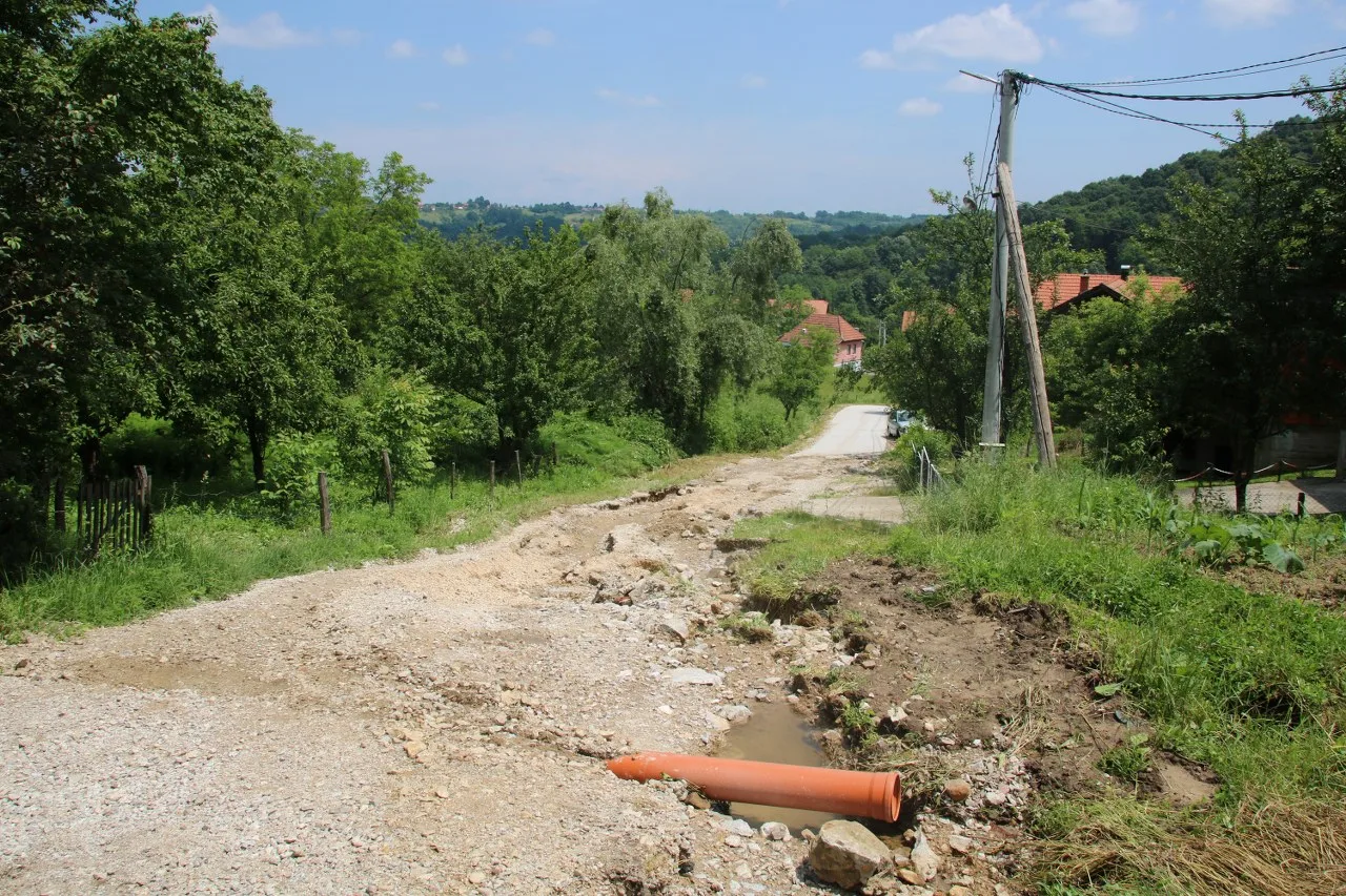 Ogorelica odsječena od ostaka svijeta: Poplave uništile lokalni put (FOTO)
