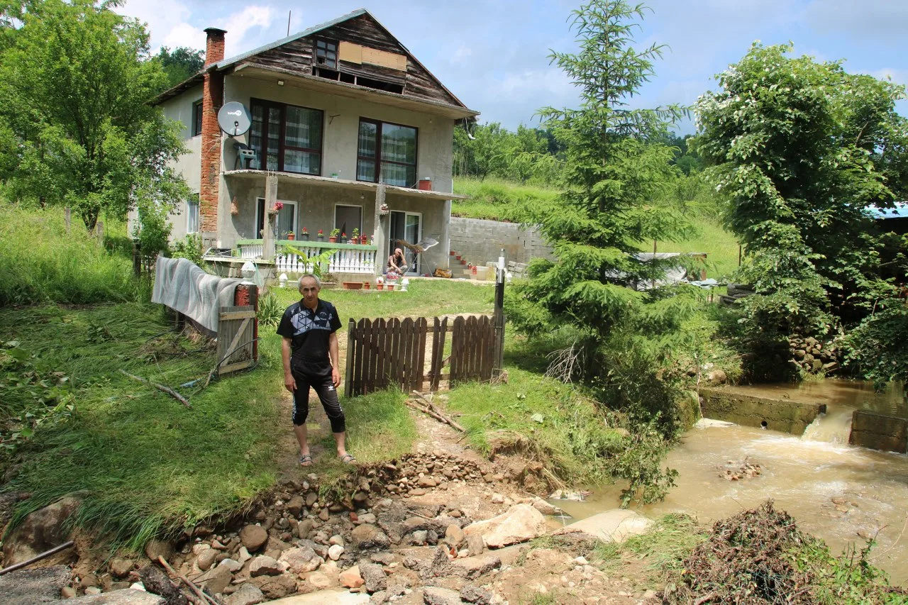 Poplava odnijela pristupni put braći Zećirović: Kamion šljunka ili kamena bi nam riješio problem (FOTO)