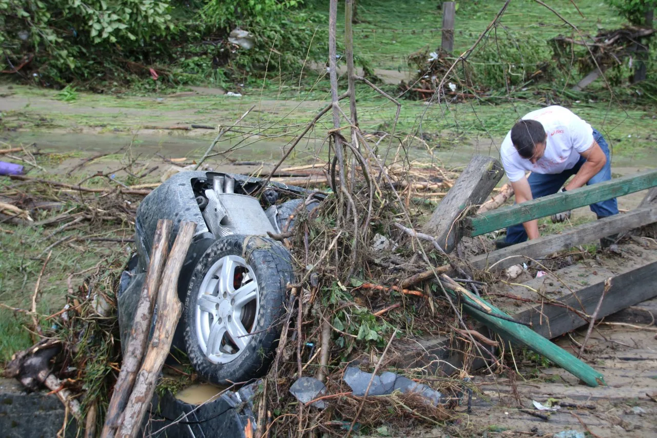 Poplave devastirale puteve i mostove u Sapni: Brojna domaćinstva poplavljena (VIDEO+FOTO)