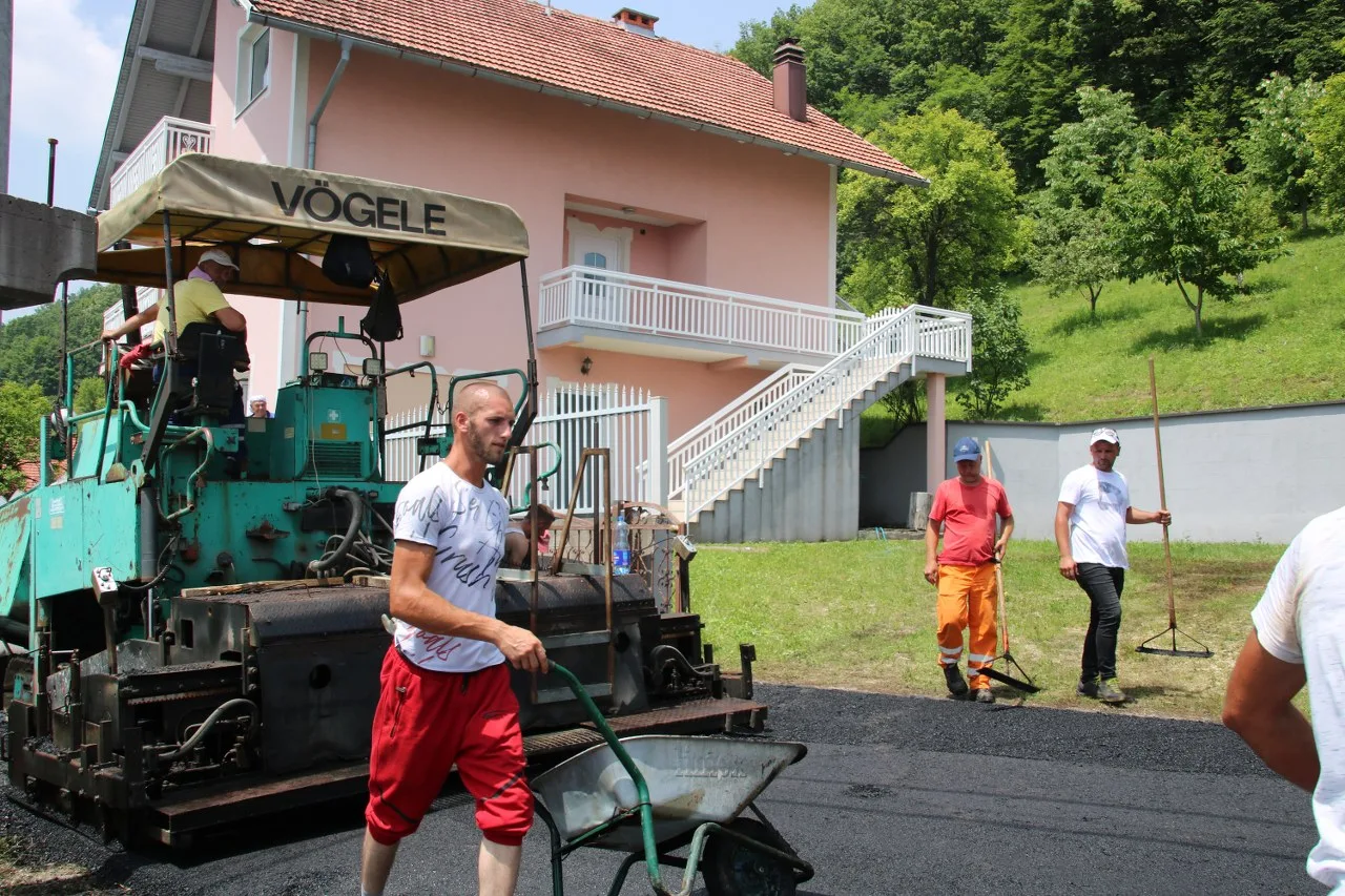 Počeli radovi na asfaltiranju i rekonstrukciji puta u Godušu (FOTO)