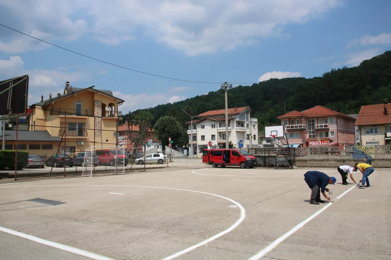 Realizovan projekat rekonstrukcije košarkaškog igrališta na sportskom poligonu OŠ “Sapna” (FOTO)