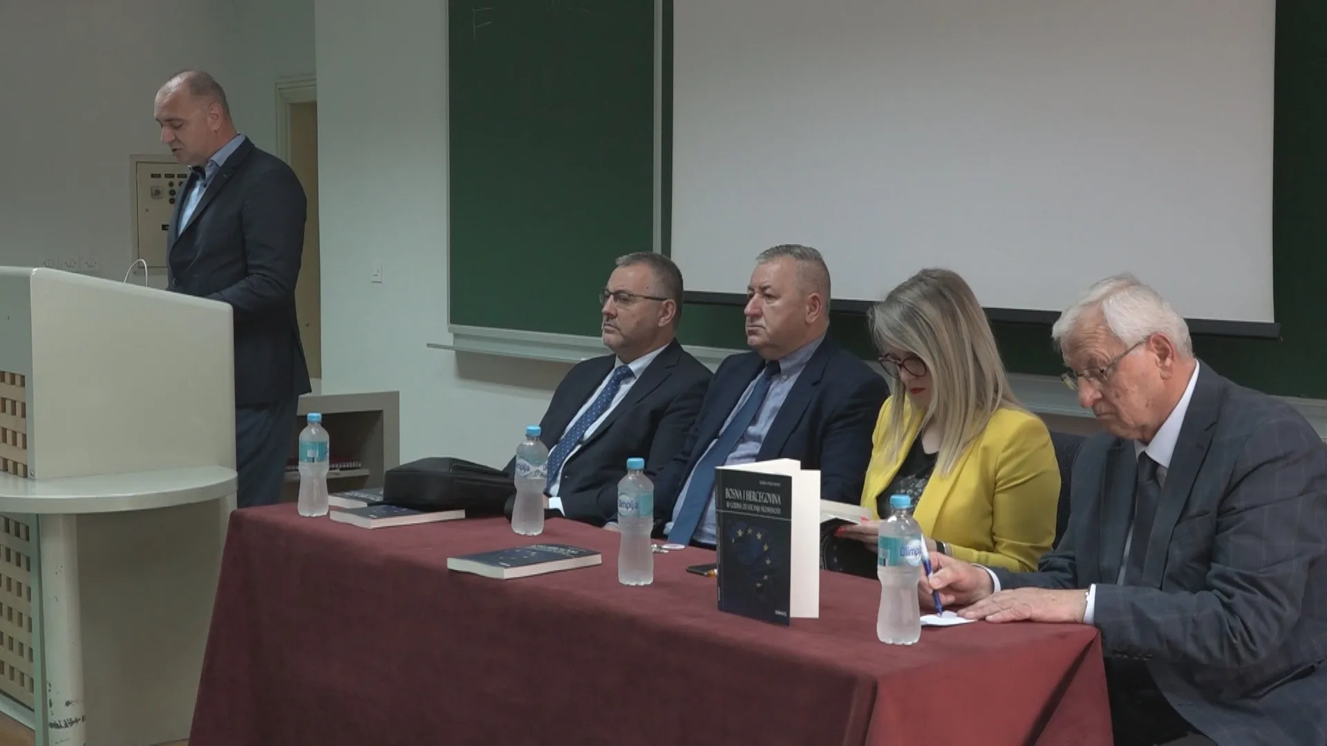 (VIDEO) Tuzlanskoj publici predstavljena knjiga “BiH -30 godina od sticanja nezavisnosti “studije, članci, recenzije knjiga” akademika prof. dr Mirka Pejanovića |