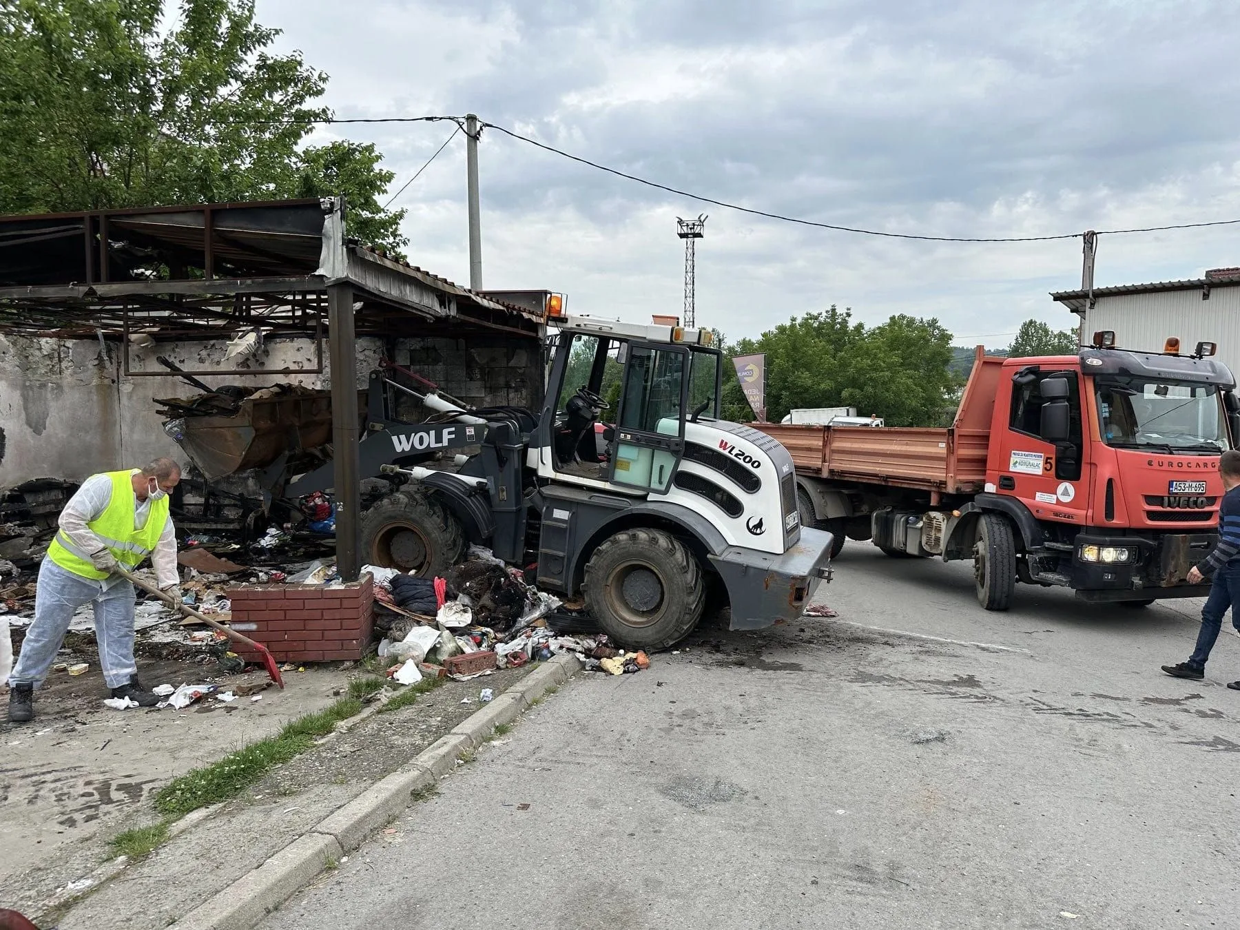 Očišćena deponija smeća u tuzlanskom naselju Miladije, inspektori na terenu (FOTO)