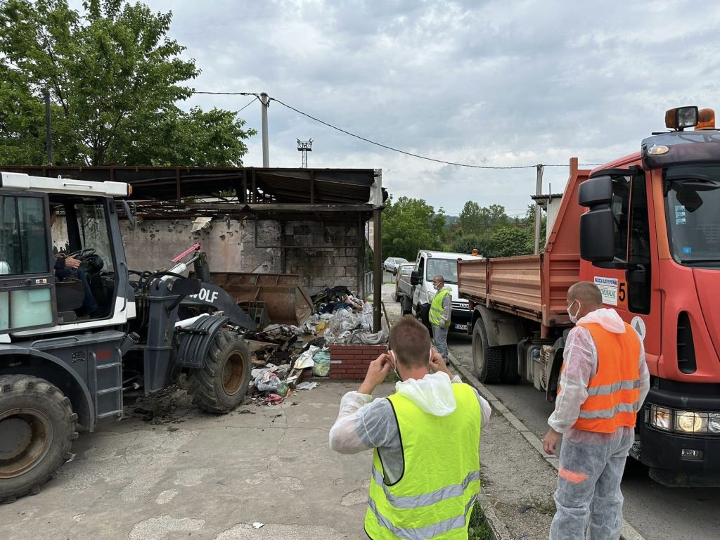 očišćena deponija smeća u tuzlanskom naselju miladije, inspektori na terenu (foto)