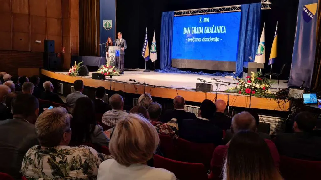 Polaganjem cvijeća i akademijom obilježen Dan Grada Gračanice |