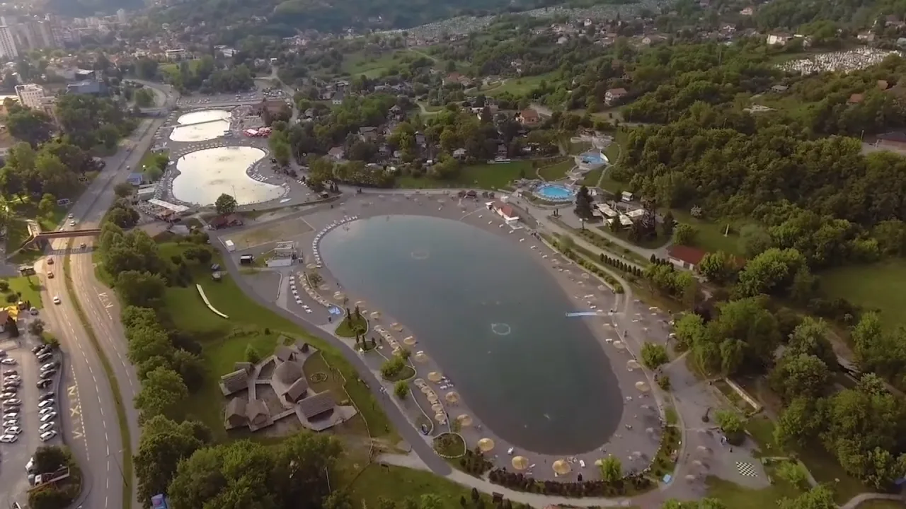 (Video) Tuzlaci i gosti našeg grada ne mogu odoliti ugodnoj temperaturi vode Panonskih jezera |