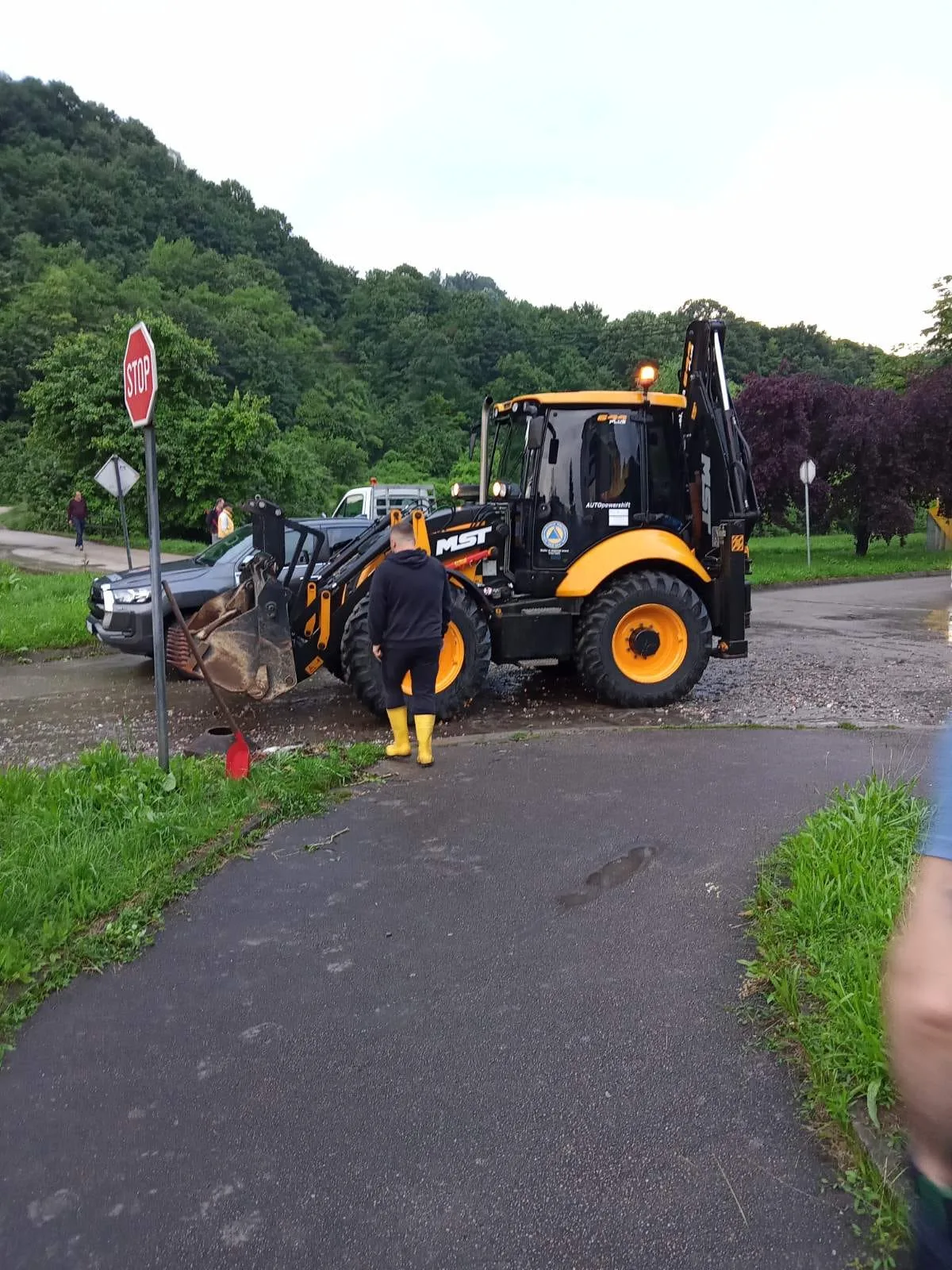 (Foto) Očišćene saobraćajnice u Solini, Ekipa Civilne zaštite i dalje na terenu |