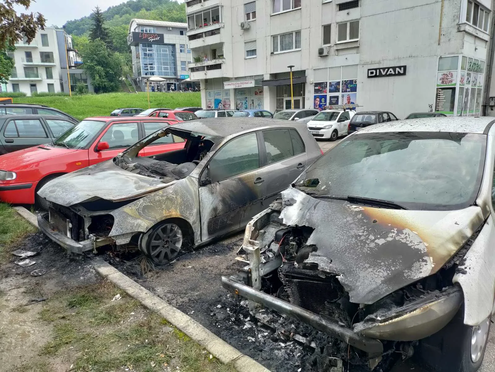 U tuzlanskom naselju Sjenjak izgorjela dva automobila (FOTO)