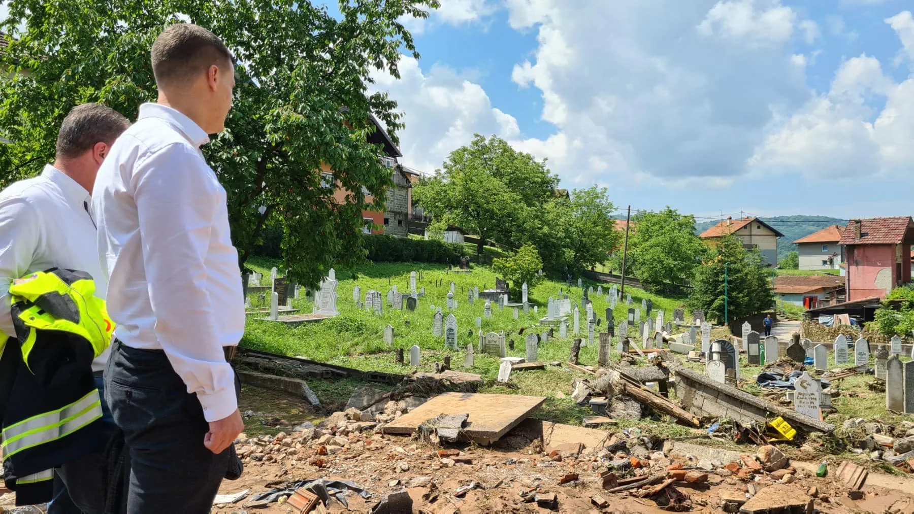 Premijer TK Irfan Halilagić u Teočaku: “Obavezni smo pomoći na sve načine” (FOTO)