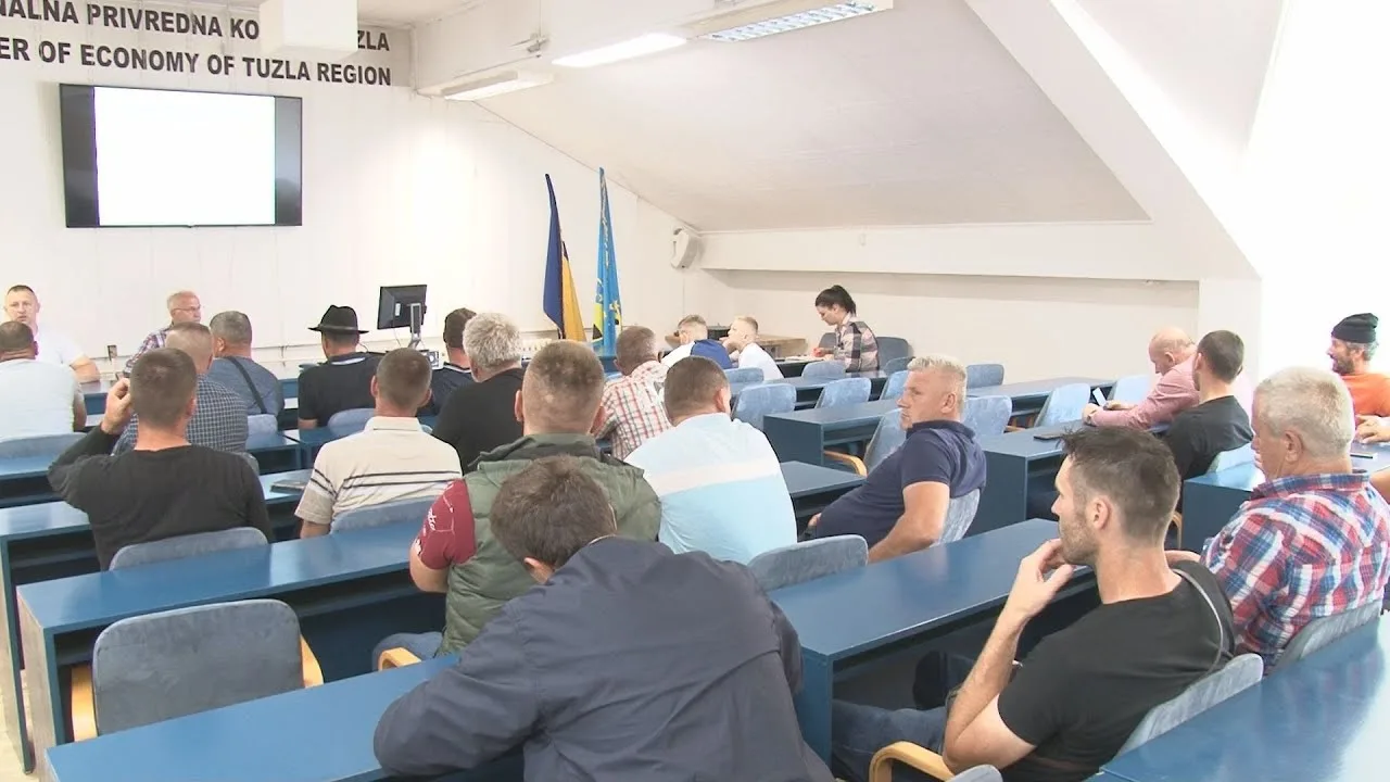 Danas počela isplata prošlogodišnjih poticaja za mlijeko, proizvođači traže isplatu i prvog kvartala ove godine |